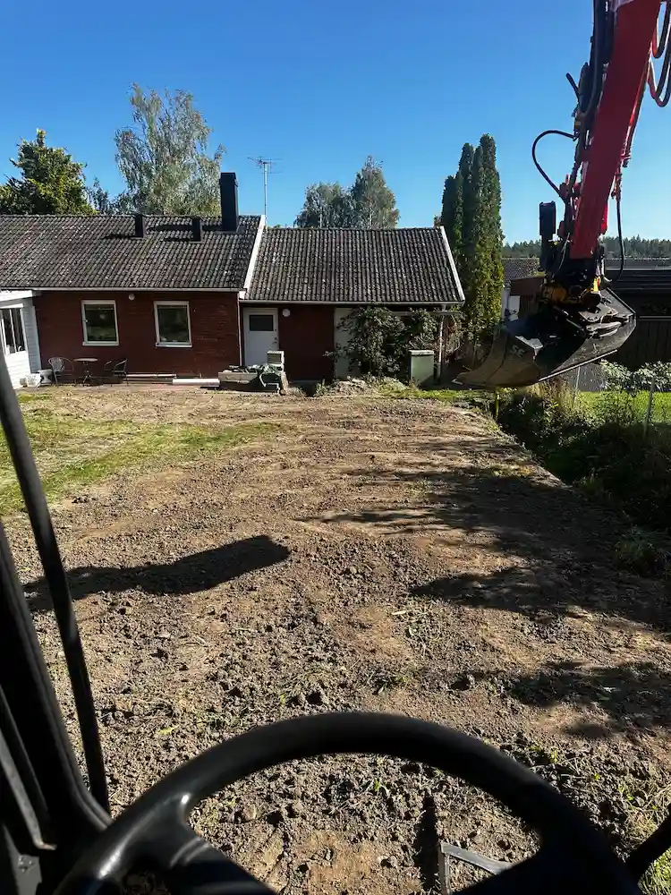 Grävfirma arbetar på en tomt